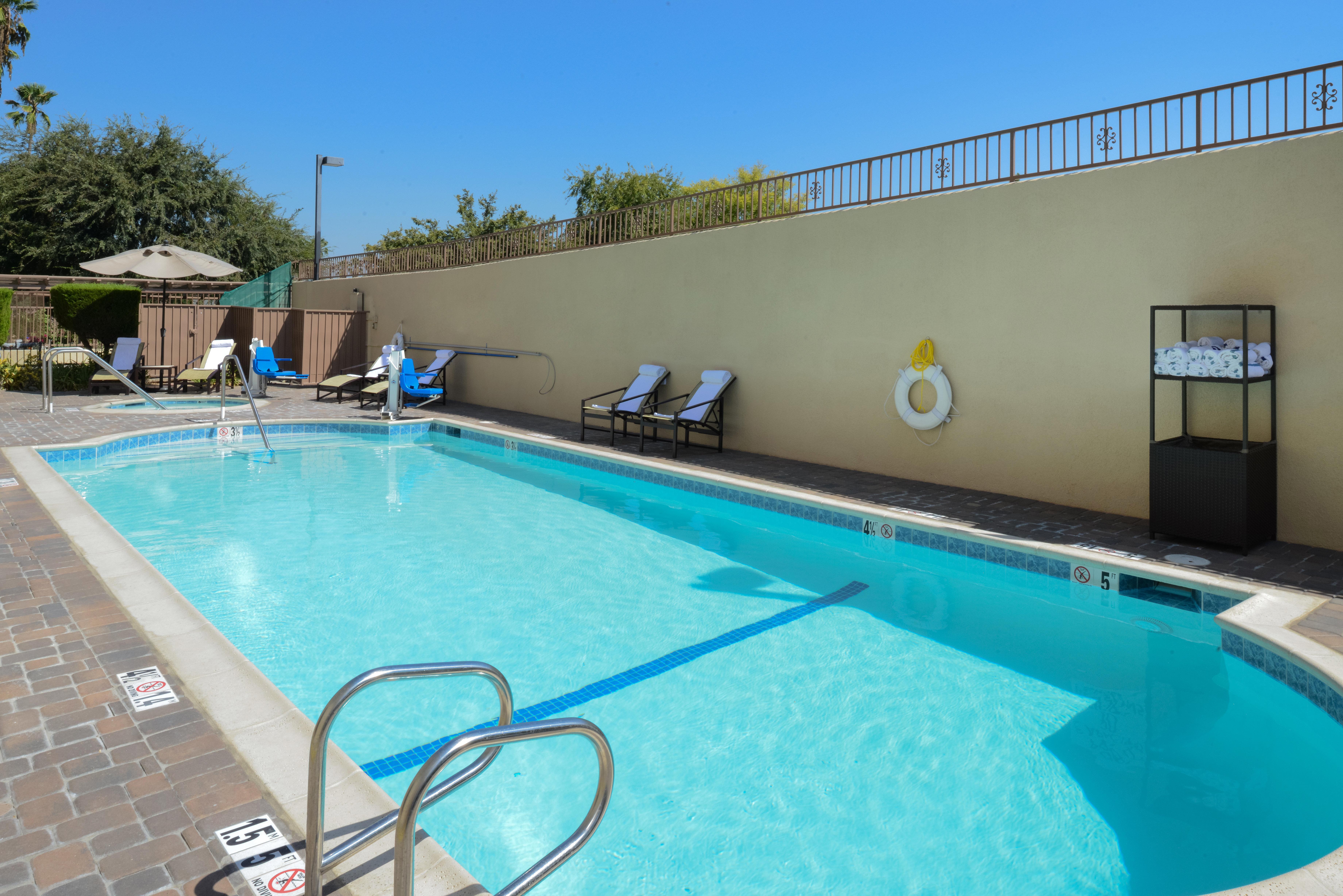 Holiday Inn Express & Suites Pasadena - Los Angeles By Ihg Bagian luar foto