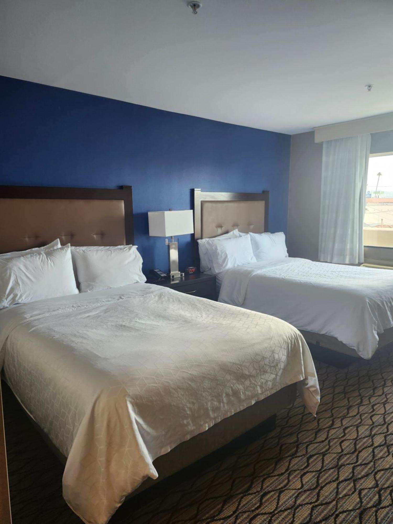Holiday Inn Express & Suites Pasadena - Los Angeles By Ihg Bagian luar foto