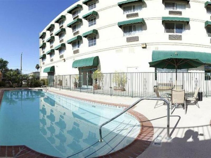 Holiday Inn Express & Suites Pasadena - Los Angeles By Ihg Bagian luar foto